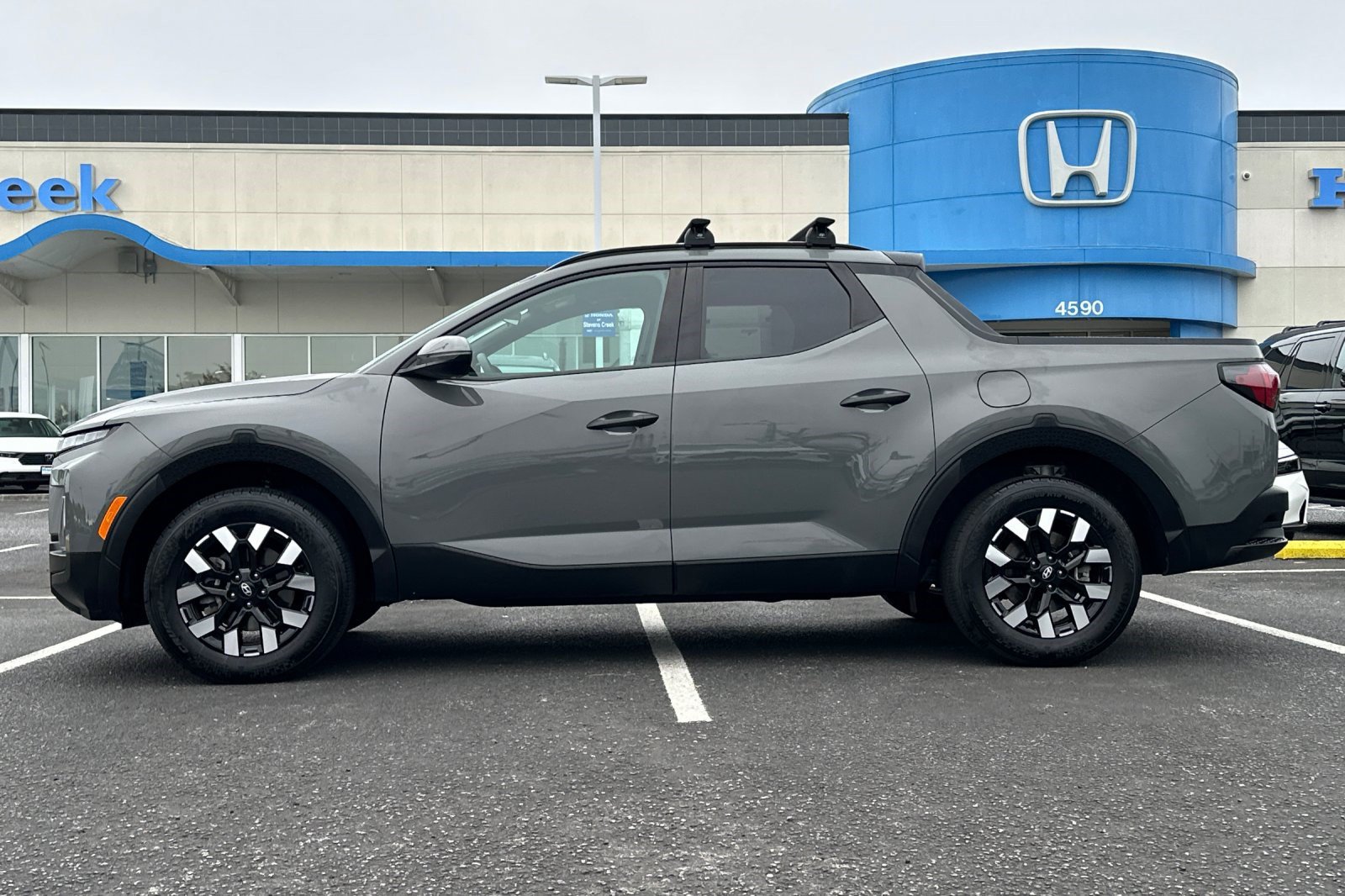 Used 2025 Hyundai Santa Cruz SEL FWD image 2