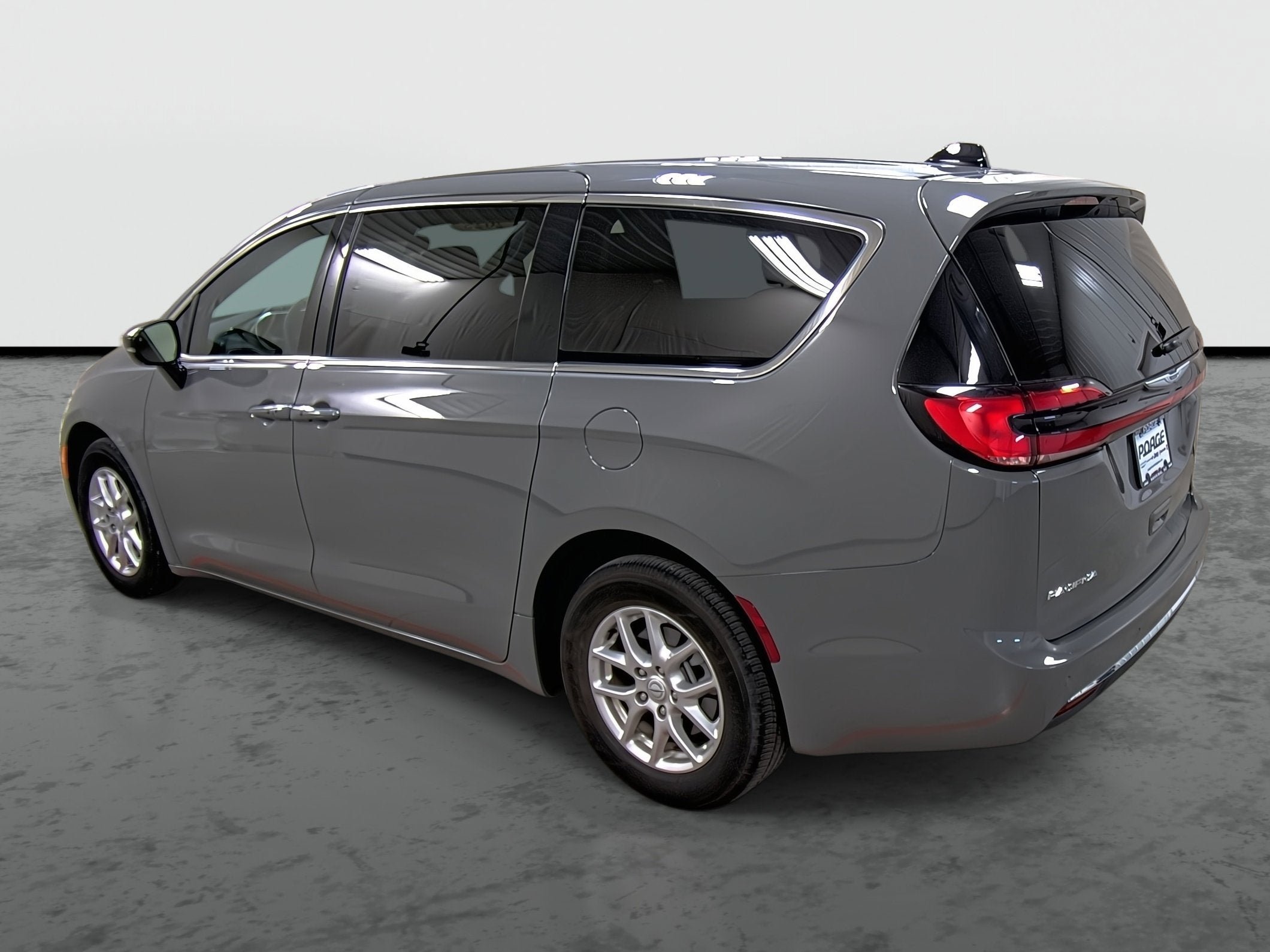 Used 2025 Chrysler Pacifica Select FWD image 2