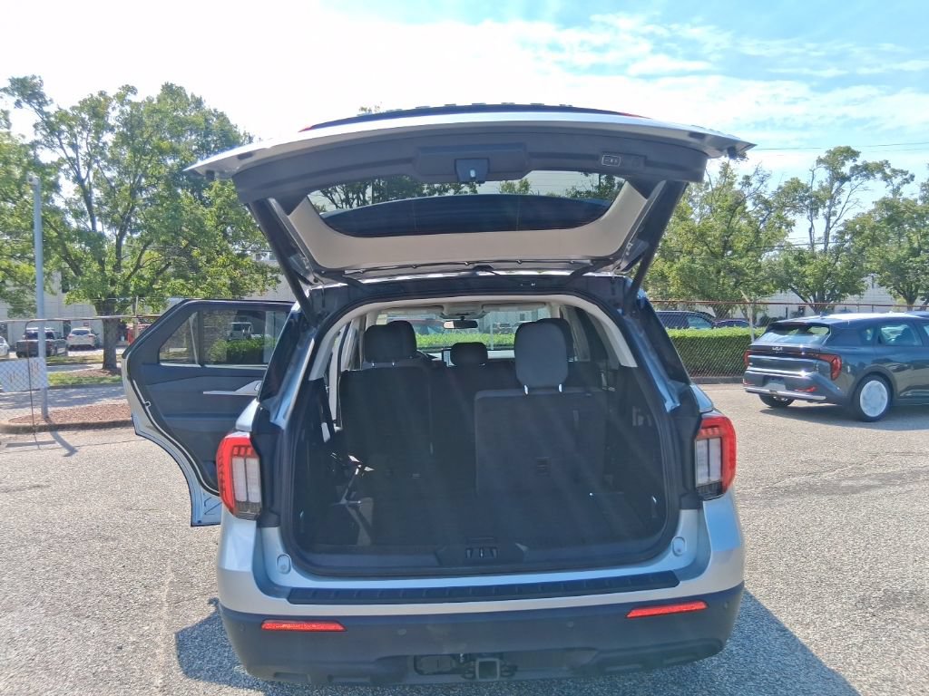 Used 2025 Ford Explorer Active AWD/4WD image 22