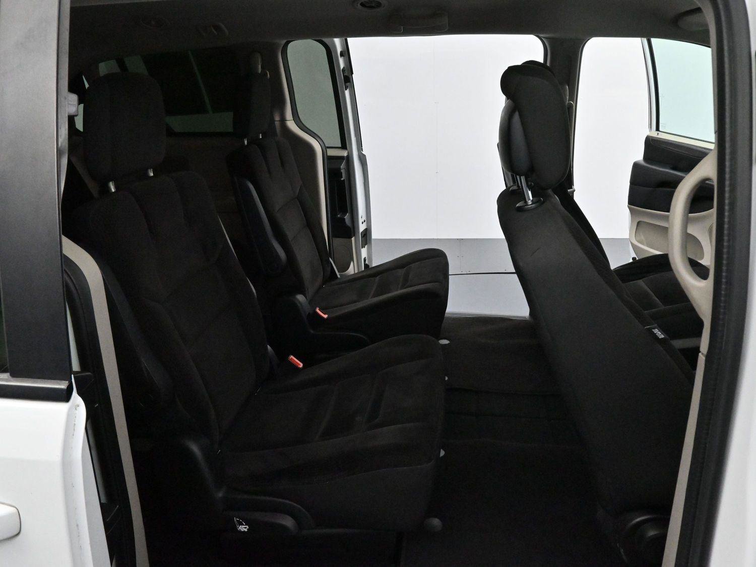 Used 2018 Dodge Grand Caravan SE w/ UConnect Hands-Free Group image 28