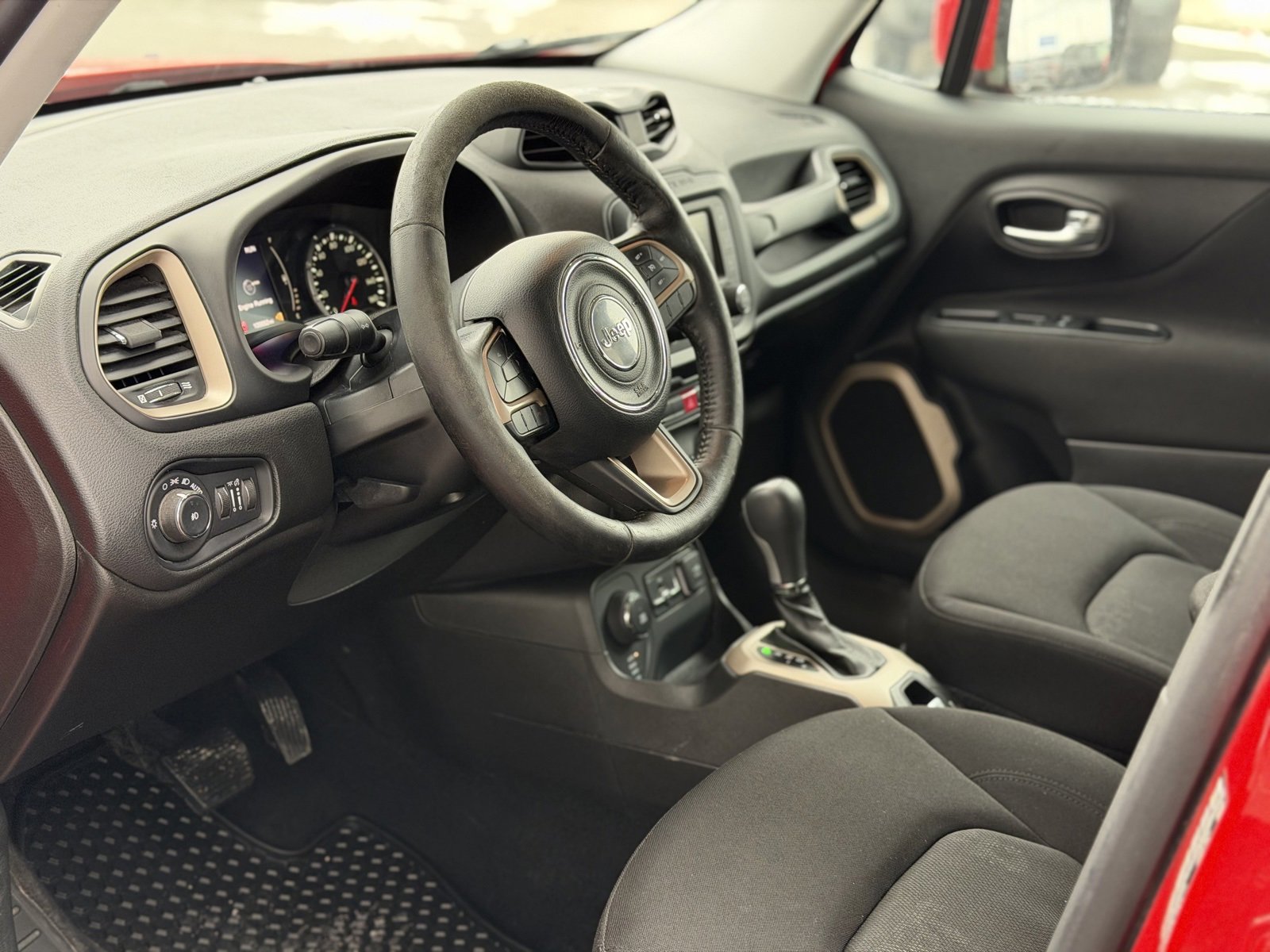 Used 2017 Jeep Renegade Latitude w/ Cold Weather Group image 14