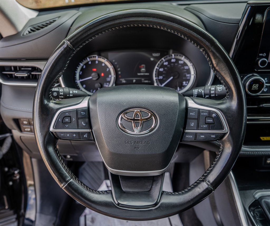 Used 2023 Toyota Highlander XLE FWD image 15