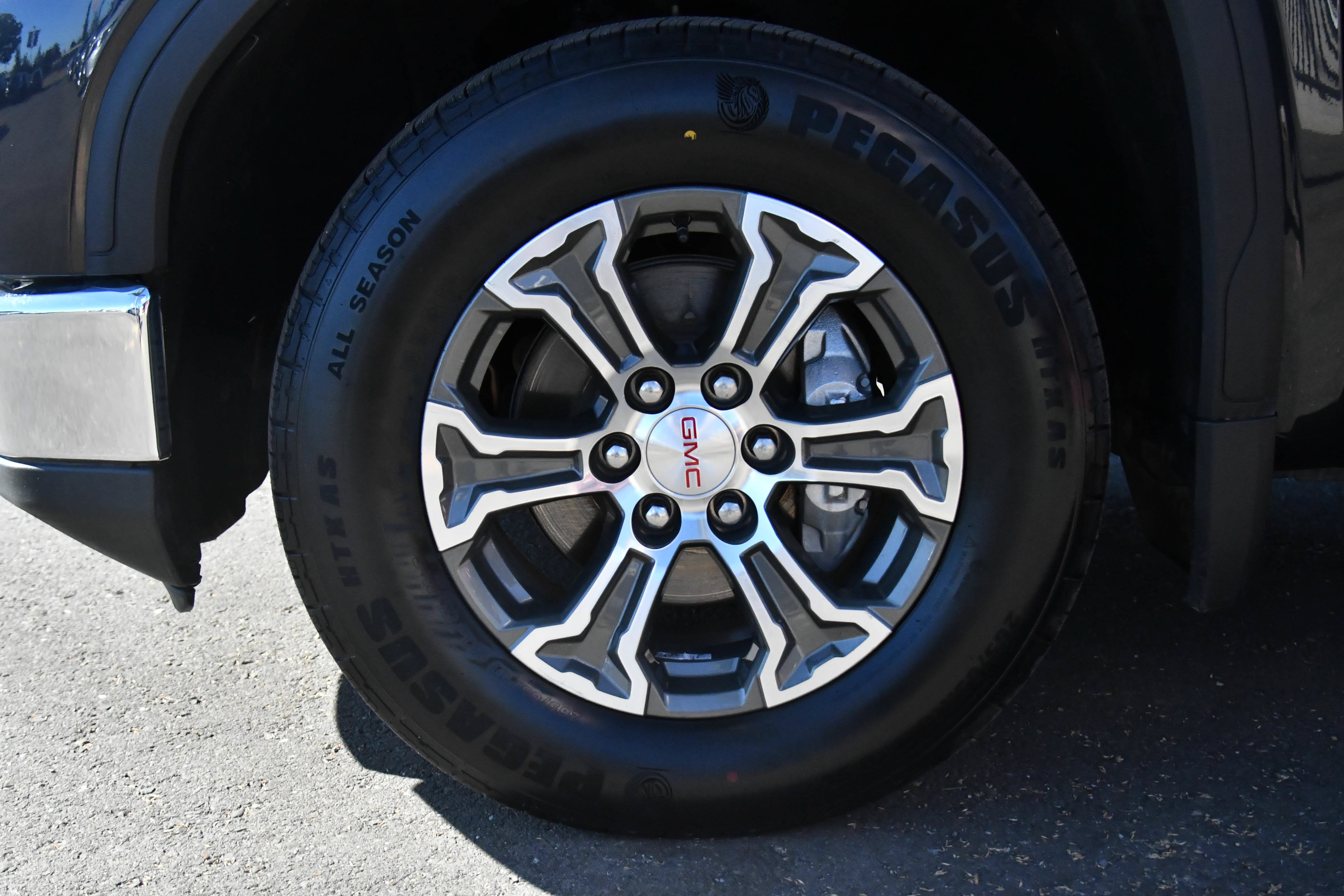 Used 2025 GMC Sierra 1500 SLT AWD/4WD image 12