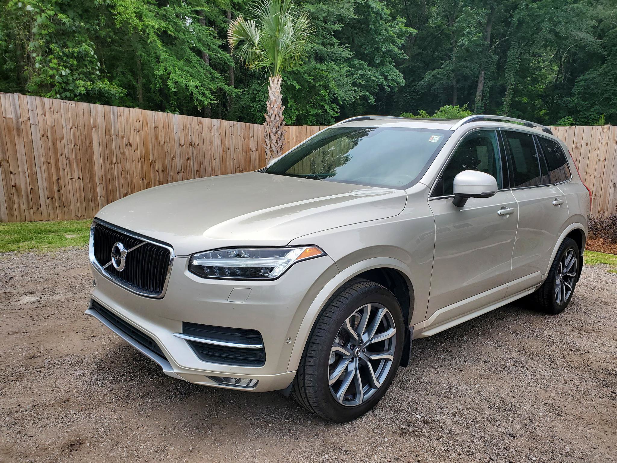 Used 2017 Volvo XC90 T6 Momentum w/ Vision Package AWD/4WD image 3