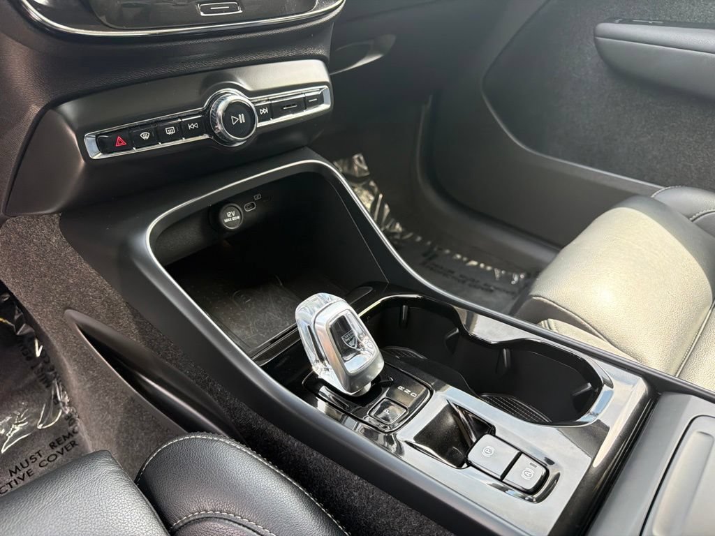 Used 2025 Volvo XC40 B5 Plus AWD/4WD image 9