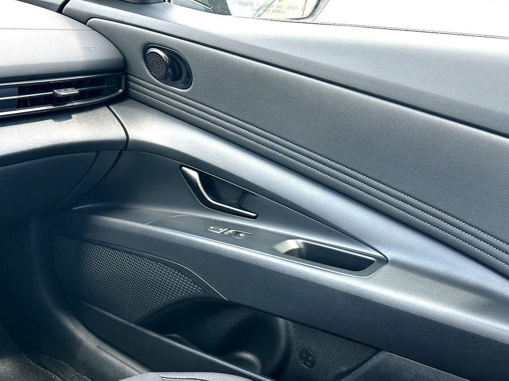 Used 2025 Hyundai Elantra Sport FWD image 29
