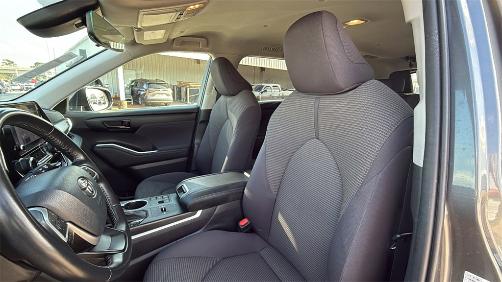 Used 2023 Toyota Highlander LE image 14