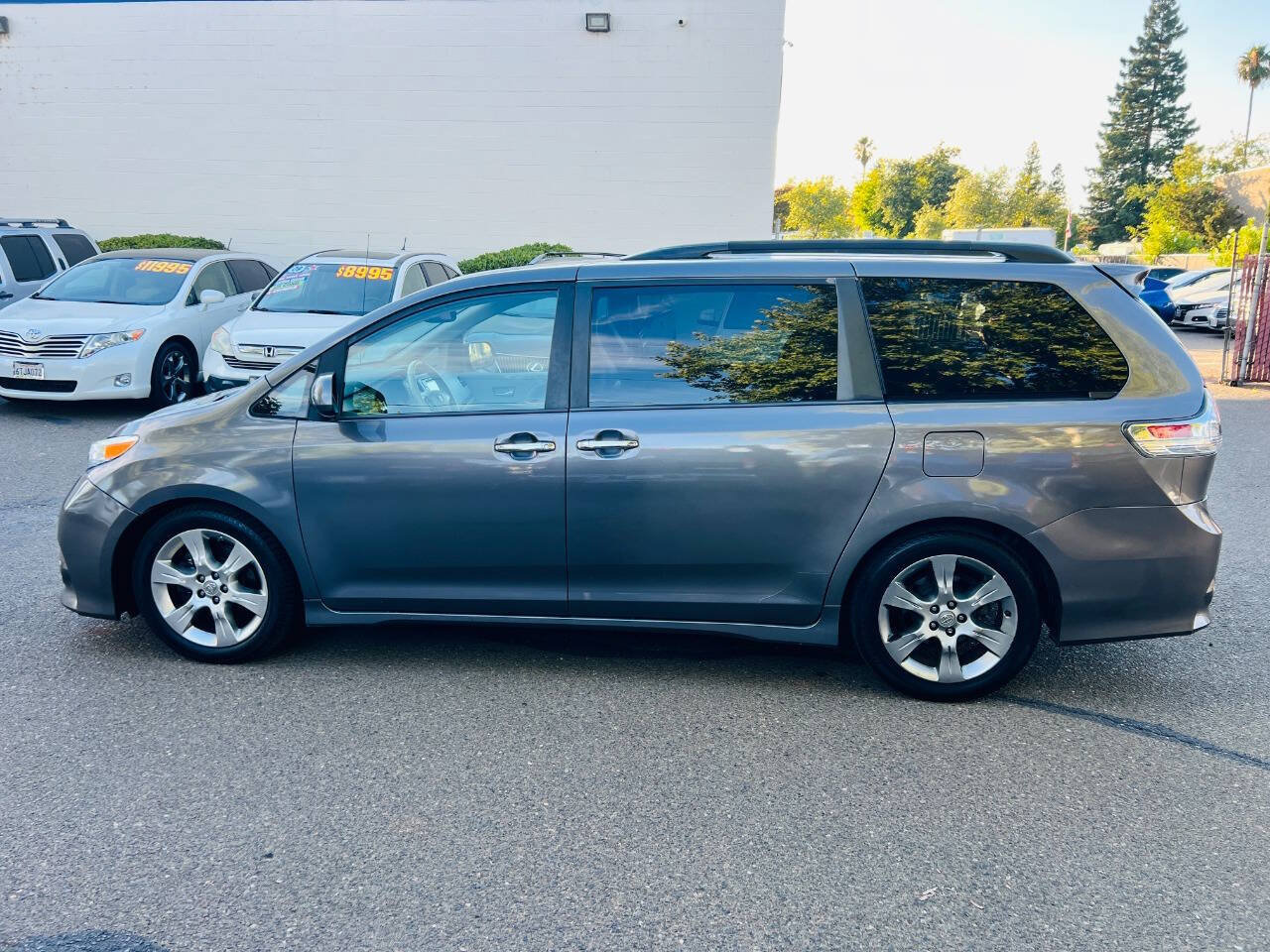 Used 2014 Toyota Sienna SE FWD image 5