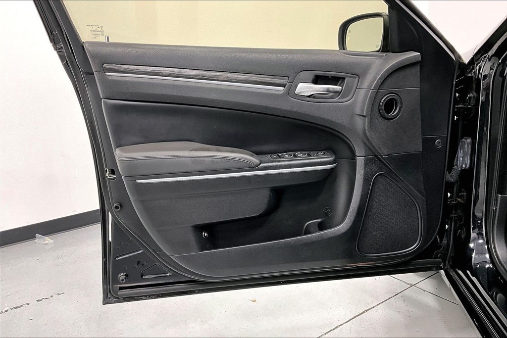 Used 2021 Chrysler 300 Touring L RWD image 21
