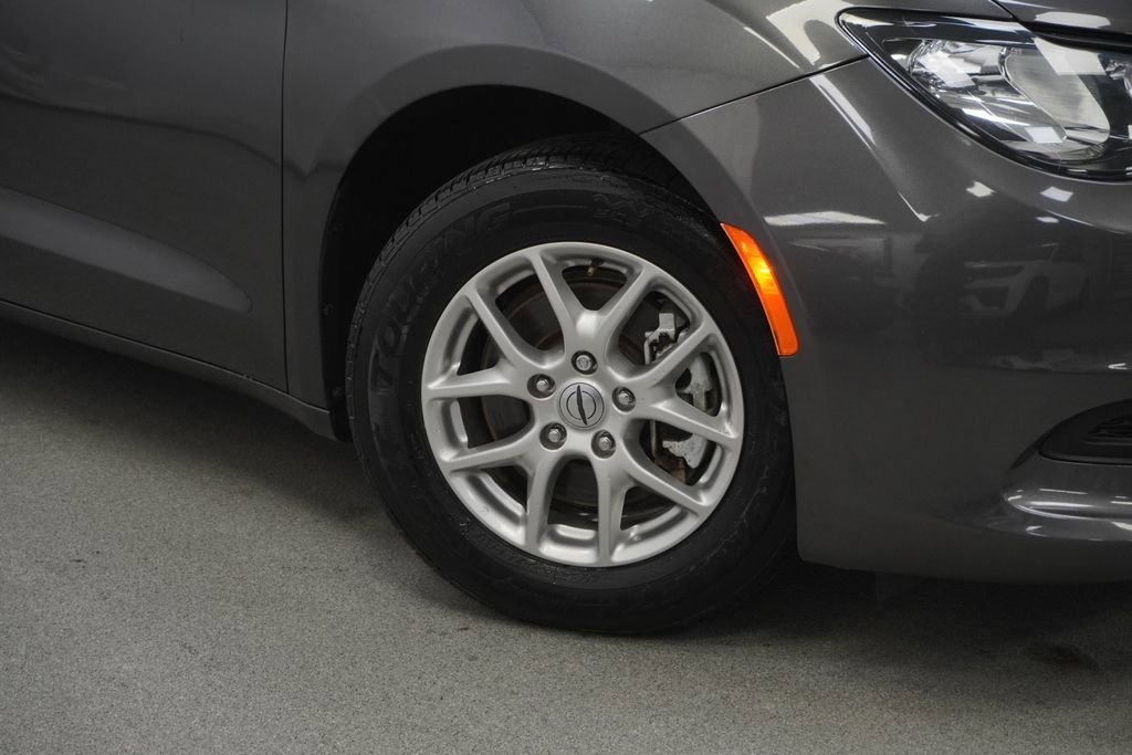 Certified 2023 Chrysler Voyager LX FWD image 4