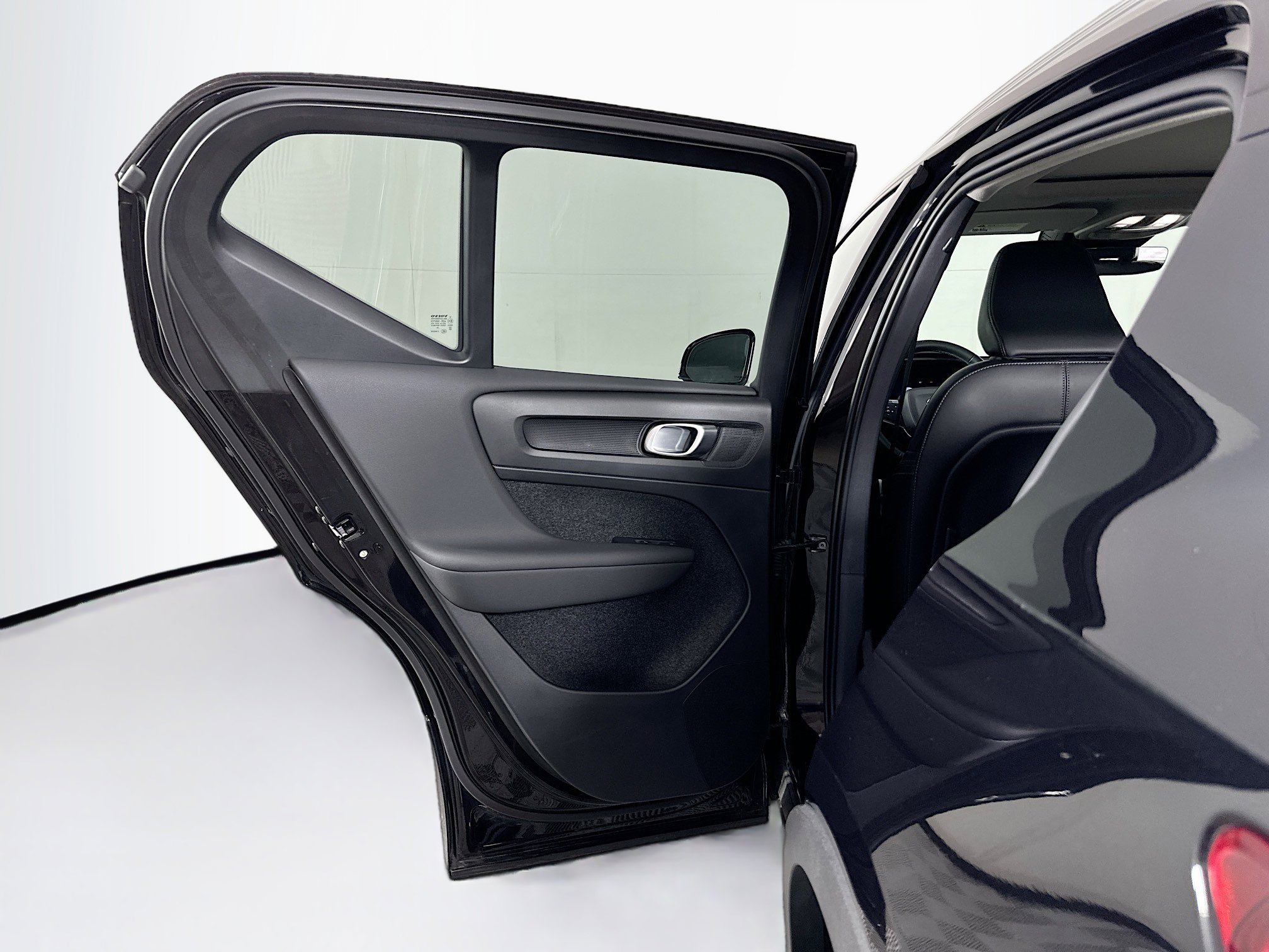 Used 2025 Volvo XC40 B5 Core image 27