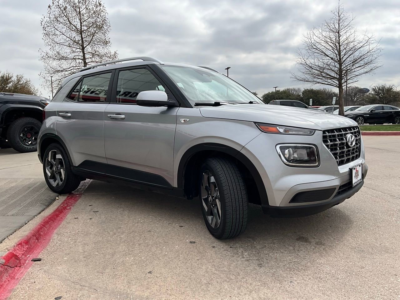 Used 2025 Hyundai Venue SEL image 4