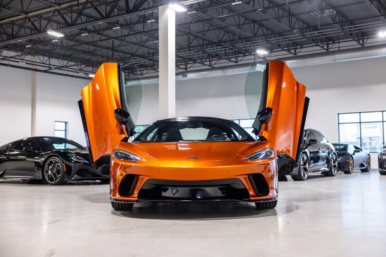 Used 2023 McLaren GT RWD image 2