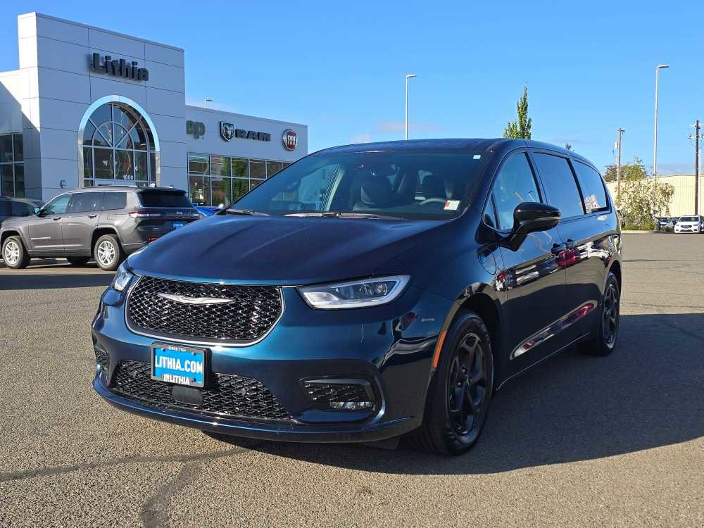 Used 2023 Chrysler Pacifica Limited w/ Uconnect Theater Family Group