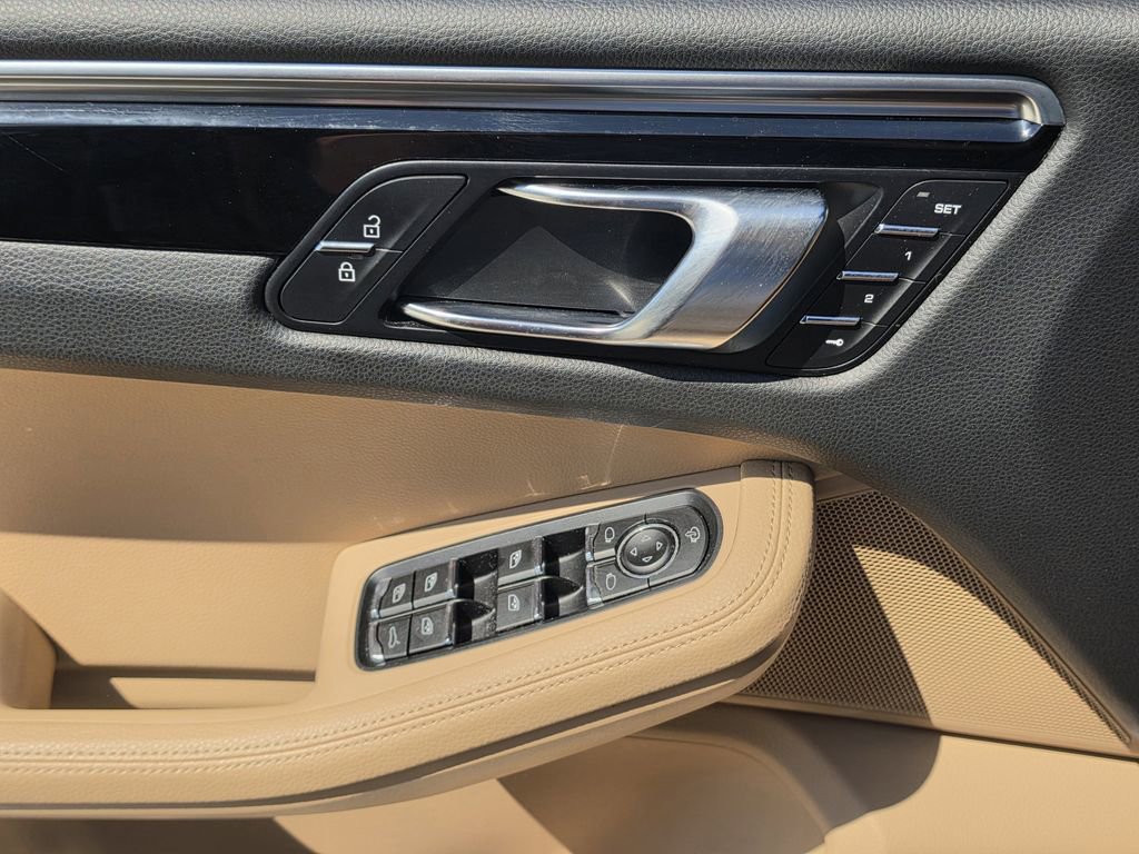 Certified 2023 Porsche Macan AWD/4WD image 16