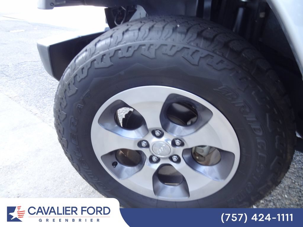 Used 2016 Jeep Wrangler Sahara w/ Connectivity Group AWD/4WD image 33