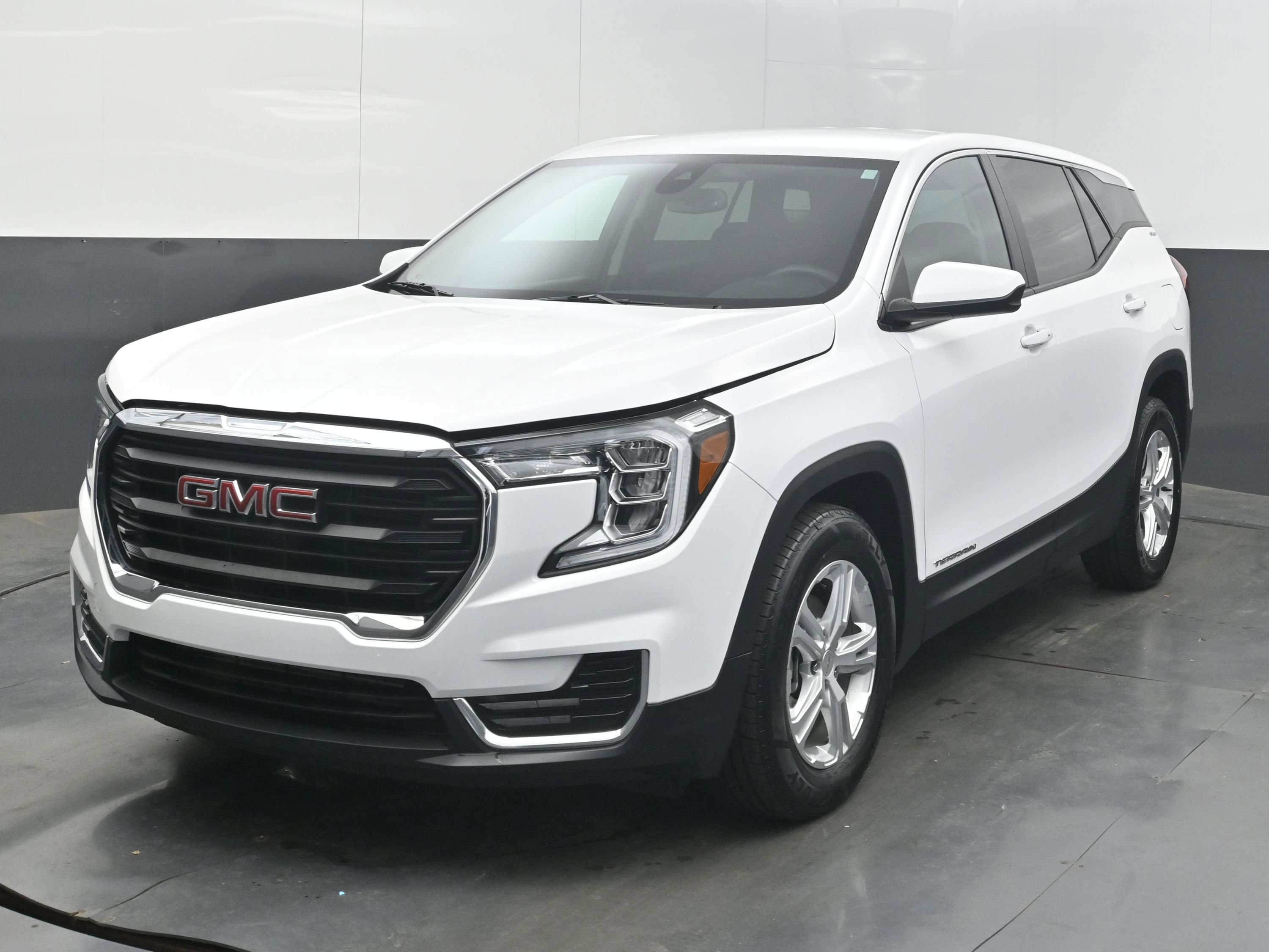 Used 2024 GMC Terrain SLE FWD image 4