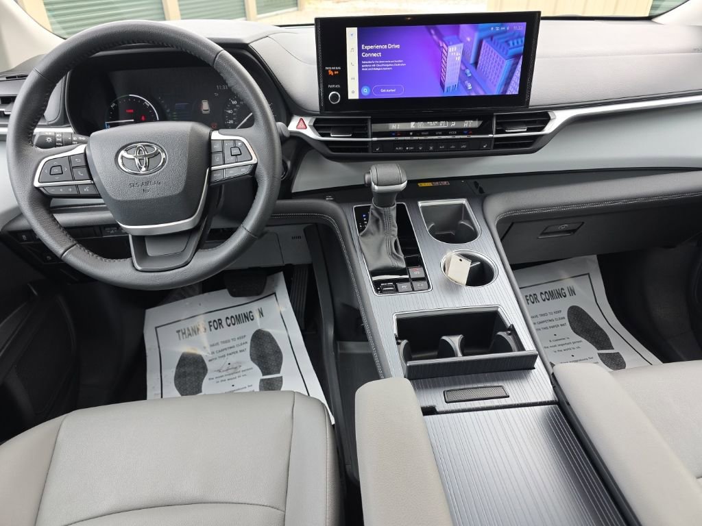 Used 2025 Toyota Sienna XLE AWD/4WD image 19