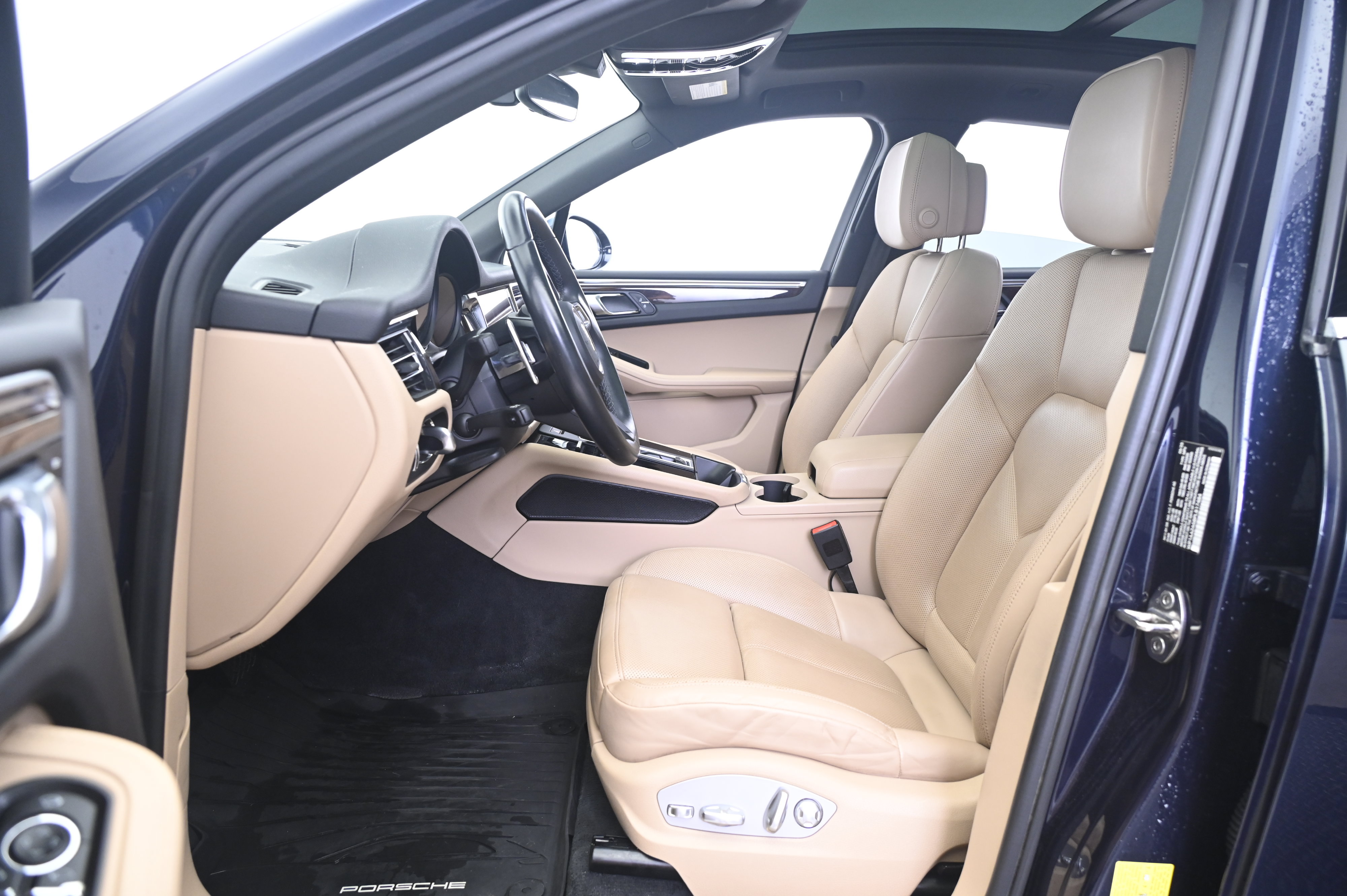 Certified 2023 Porsche Macan AWD/4WD image 29