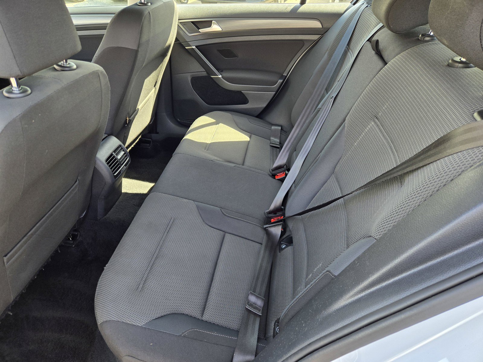 Used 2017 Volkswagen e-Golf SE FWD image 11