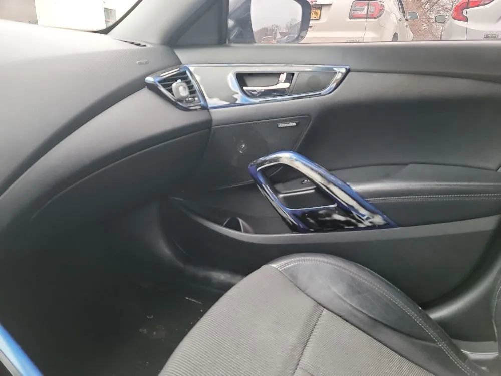 Used 2013 Hyundai Veloster w/ Style Pkg image 17