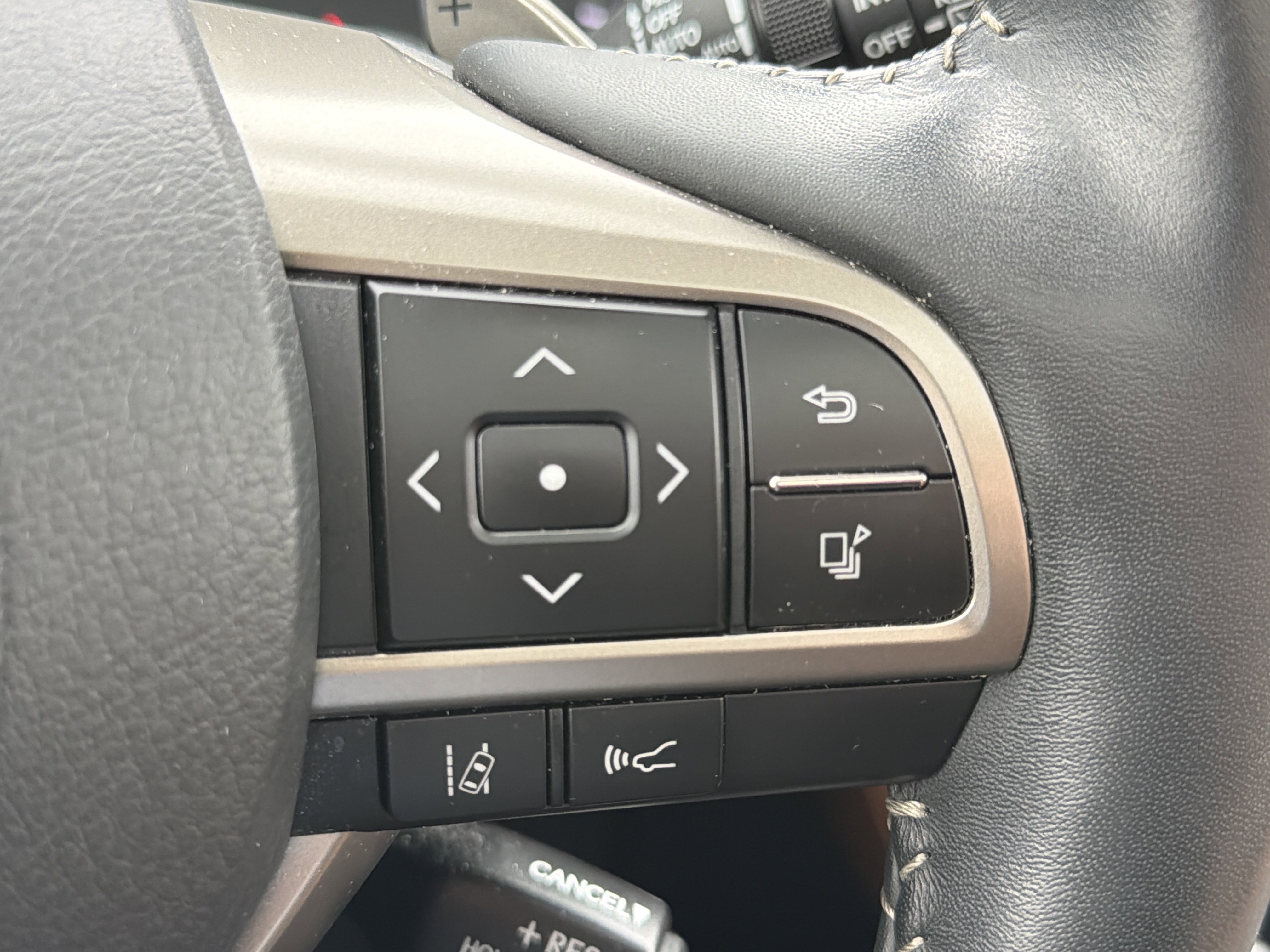 Used 2022 Lexus RX 450h AWD w/ Luxury Package image 32