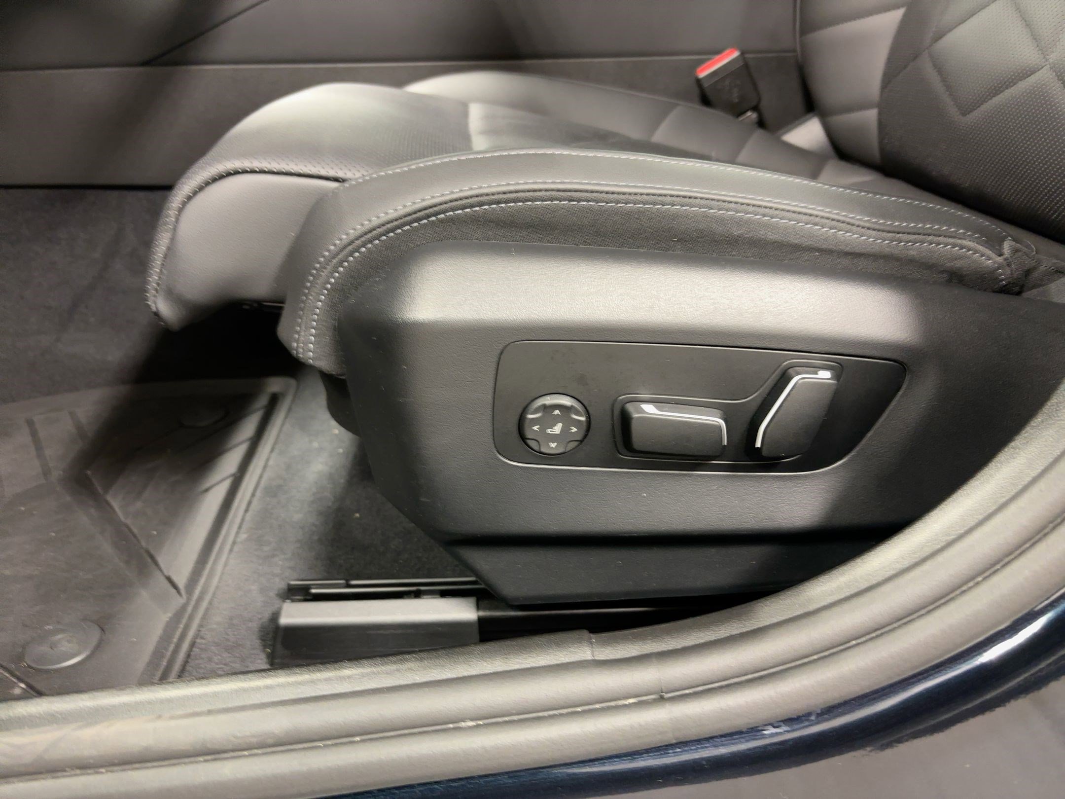 Certified 2025 BMW i5 xDrive40 w/ M Sport Package image 14