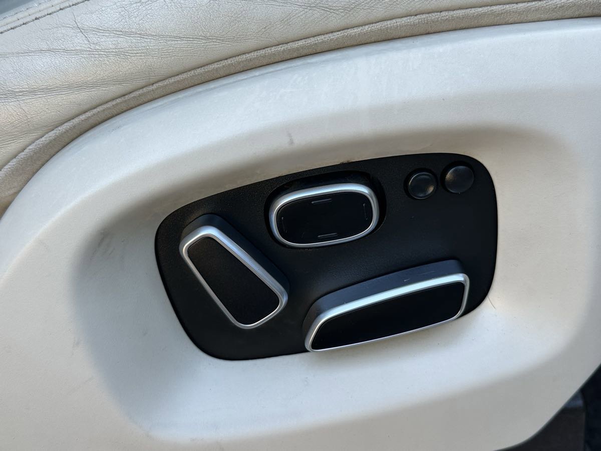 Used 2014 Land Rover Range Rover HSE image 13