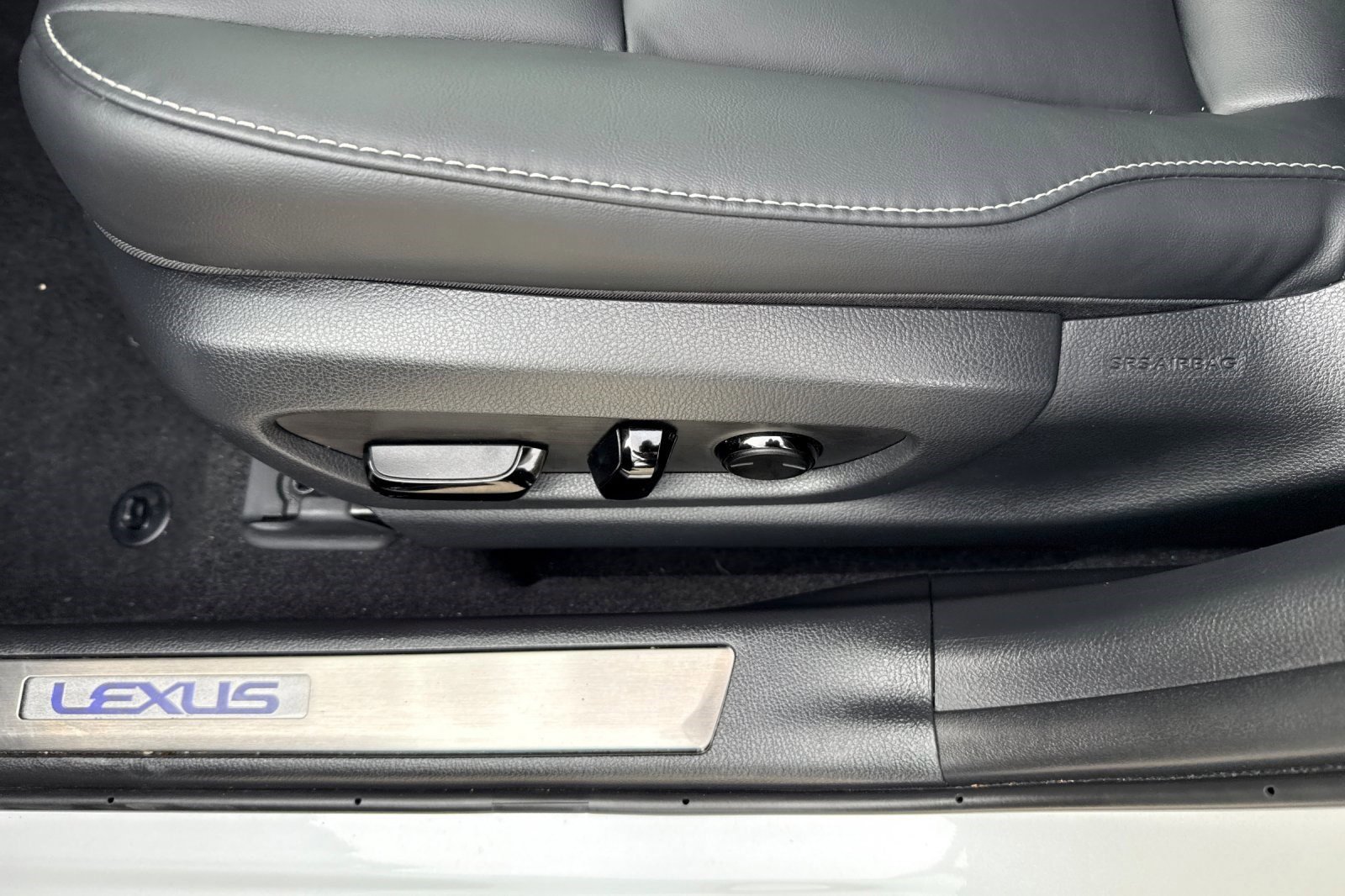 Certified 2025 Lexus UX 300h FWD w/ Accessory Package (Z2) image 15