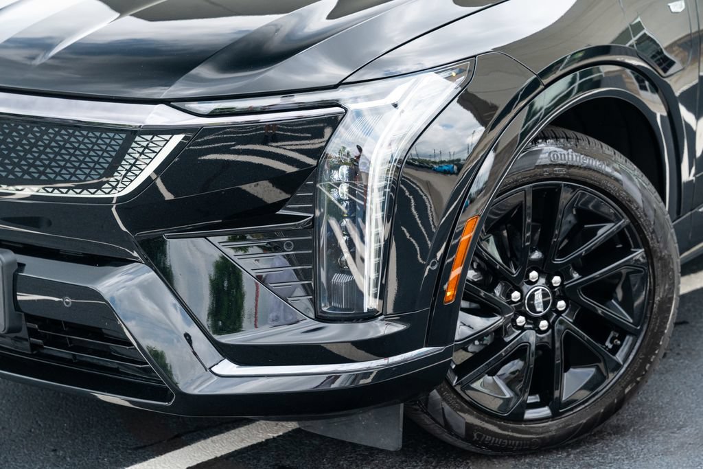 Used 2025 Cadillac Optiq Sport 1 w/ LPO, ONYX Package AWD/4WD image 3