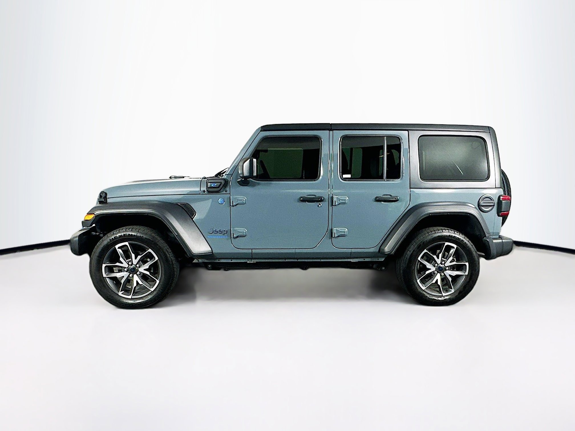Used 2024 Jeep Wrangler Unlimited w/ Convenience Group AWD/4WD image 4