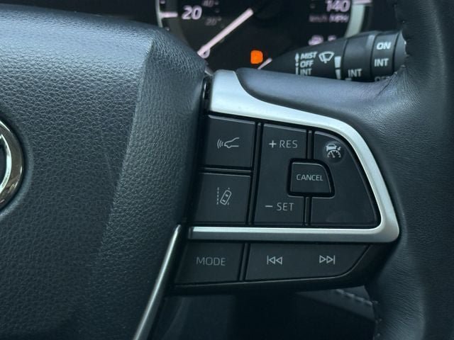 Used 2023 Toyota Highlander XLE FWD image 16