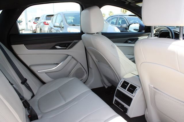 Used 2022 Jaguar XF SE image 7