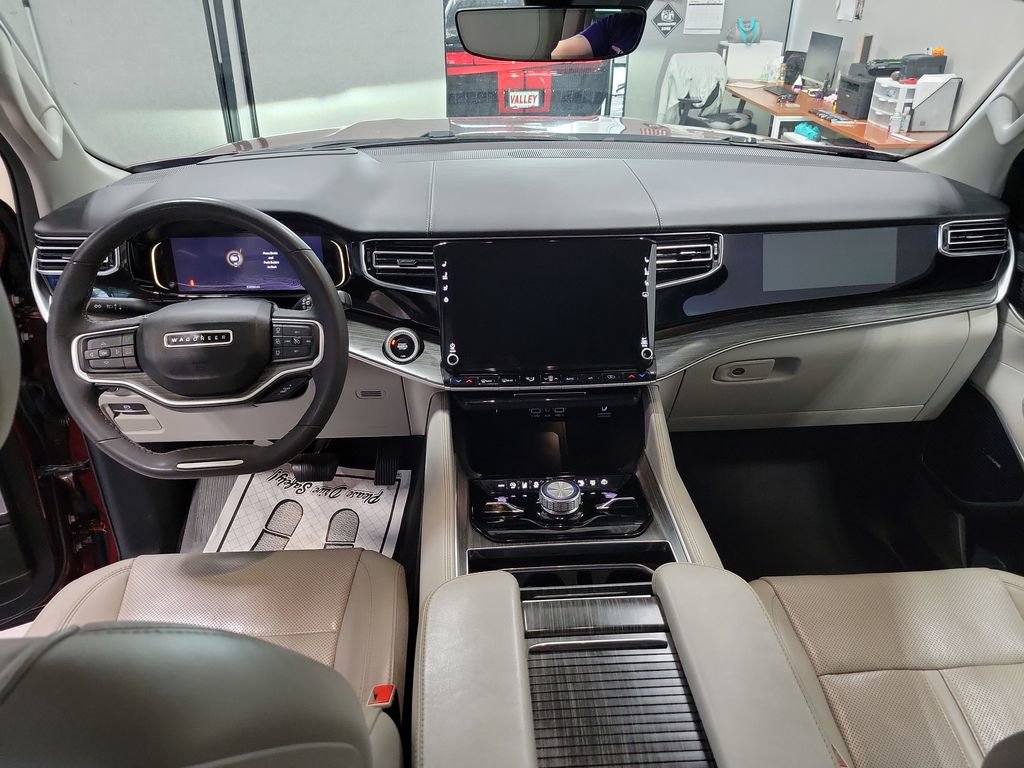 Used 2023 Jeep Wagoneer L Series II w/ Convenience Group I AWD/4WD image 3