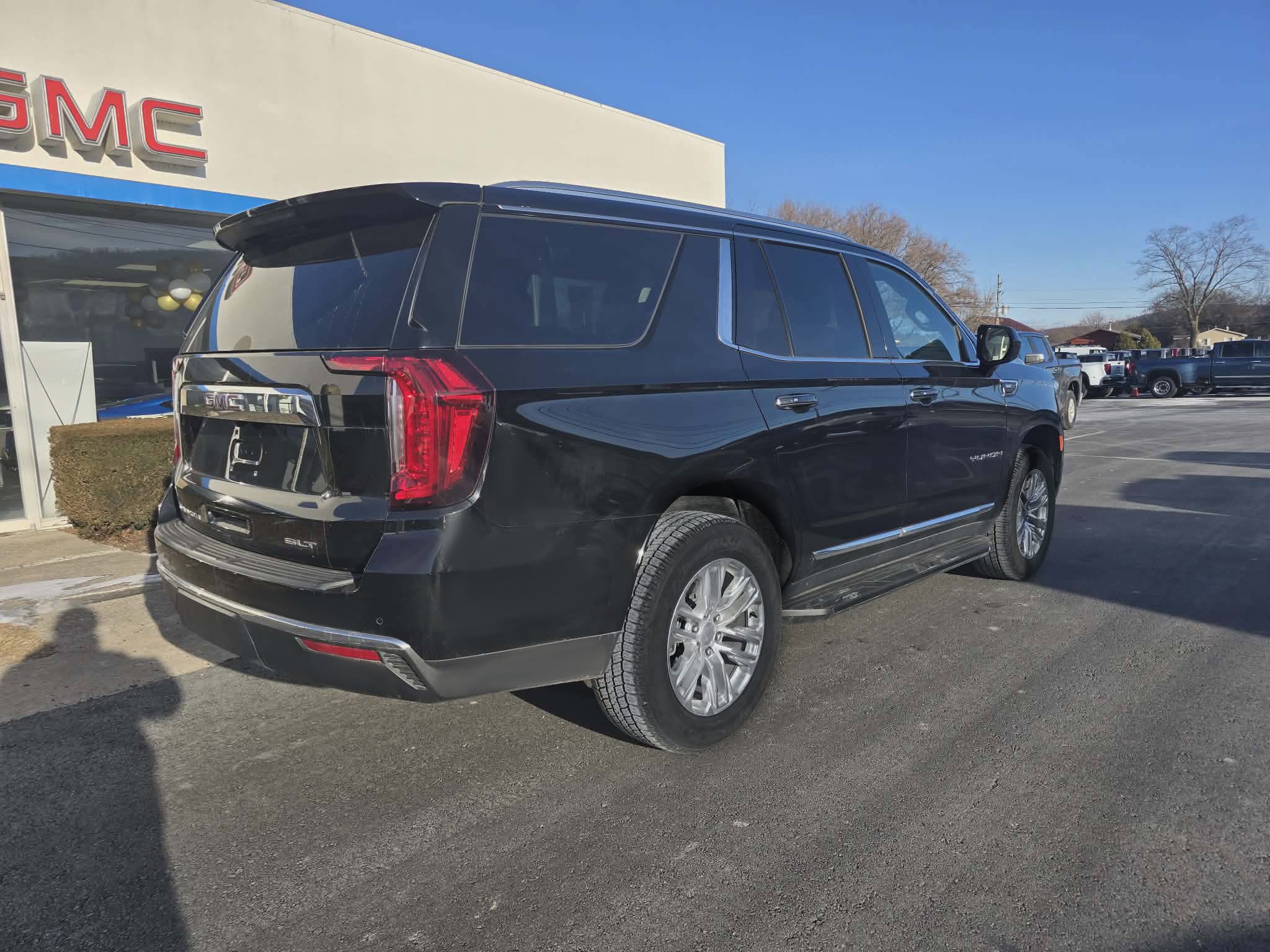 Used 2024 GMC Yukon SLT image 3