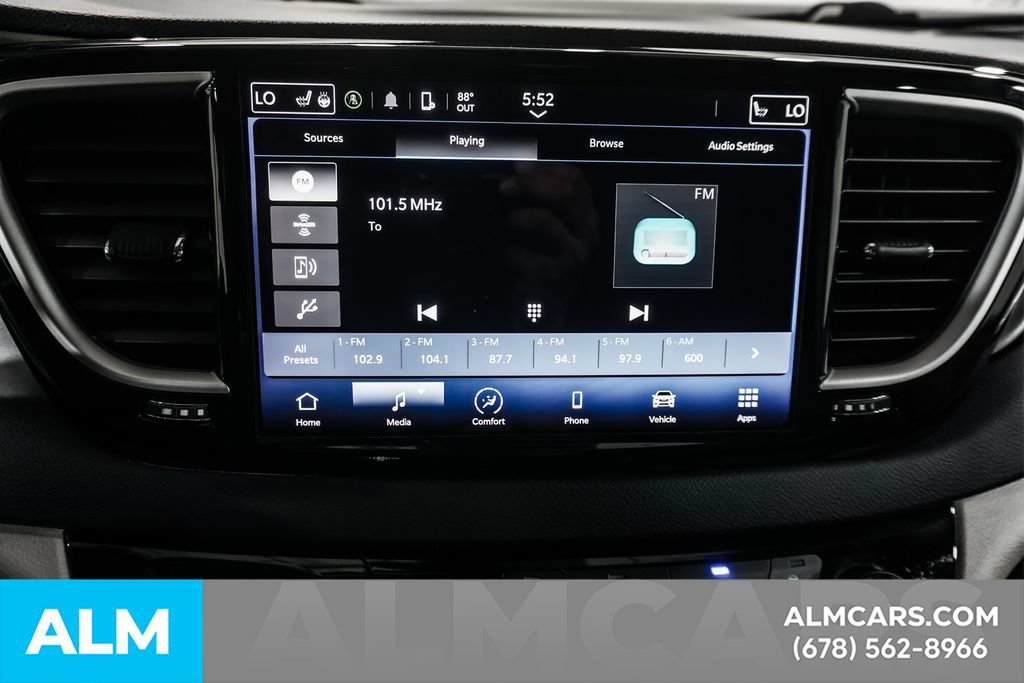 Used 2023 Chrysler Pacifica Touring-L FWD image 39