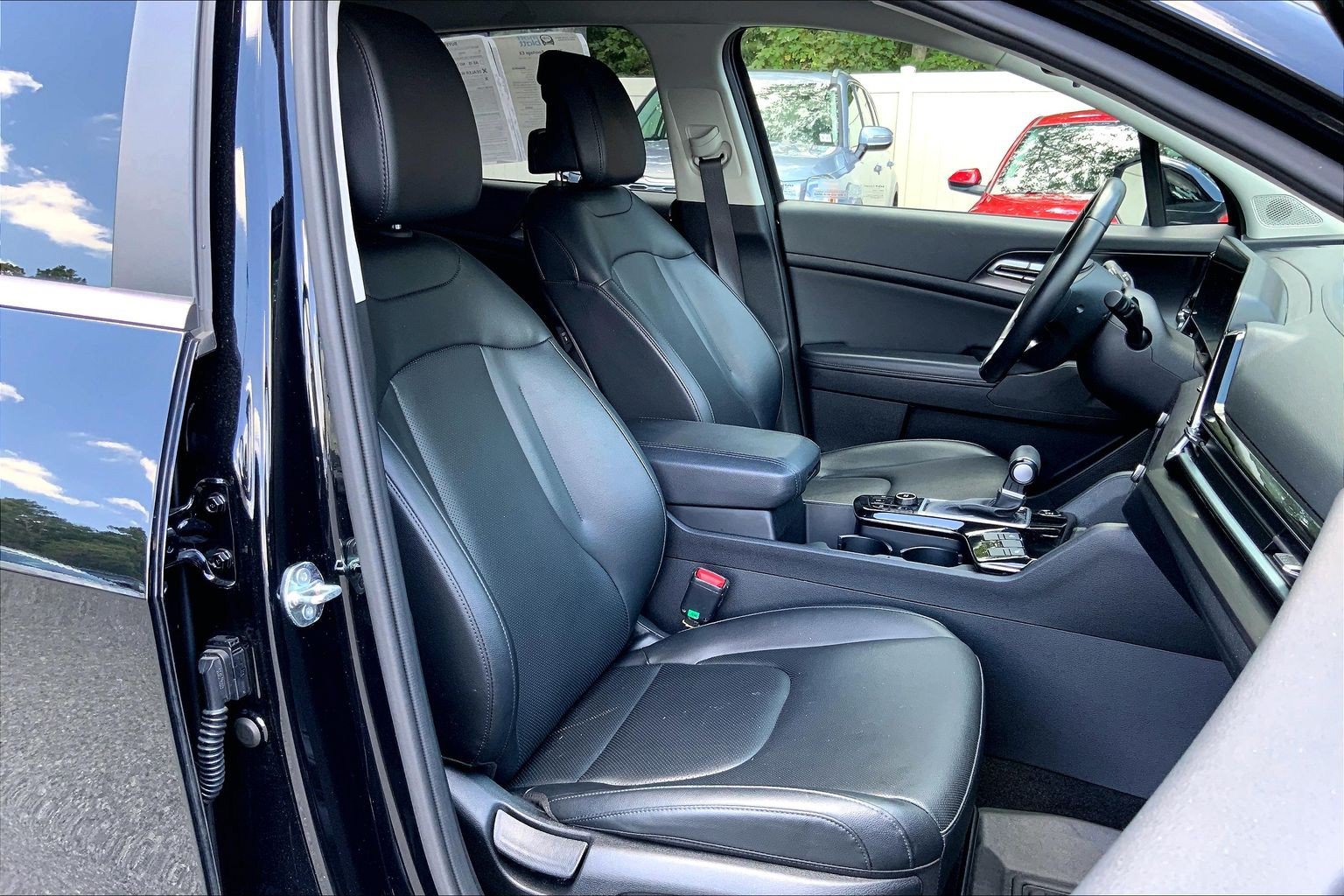 Used 2025 Kia Sportage EX FWD image 9