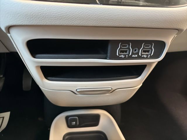 Used 2024 Chrysler Pacifica Touring-L FWD image 28