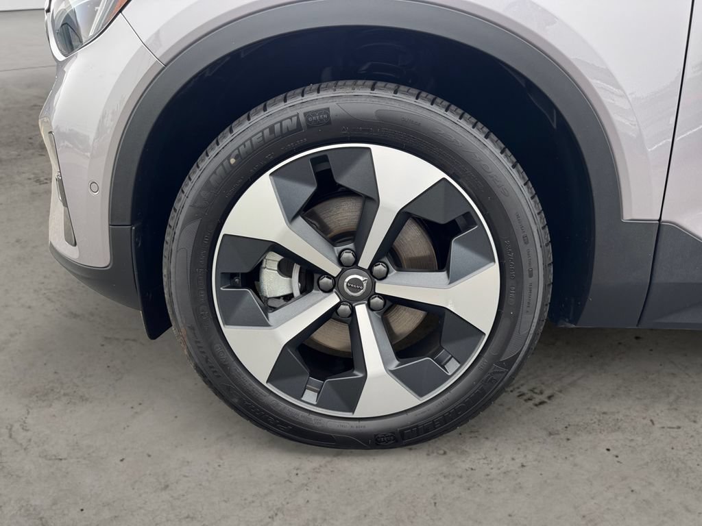 Certified 2026 Volvo XC40 B5 Plus AWD/4WD image 9