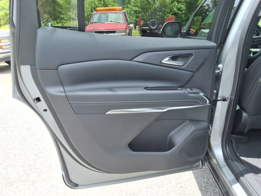 Certified 2025 Chevrolet Traverse LT w/ Driver Confidence Package FWD image 17