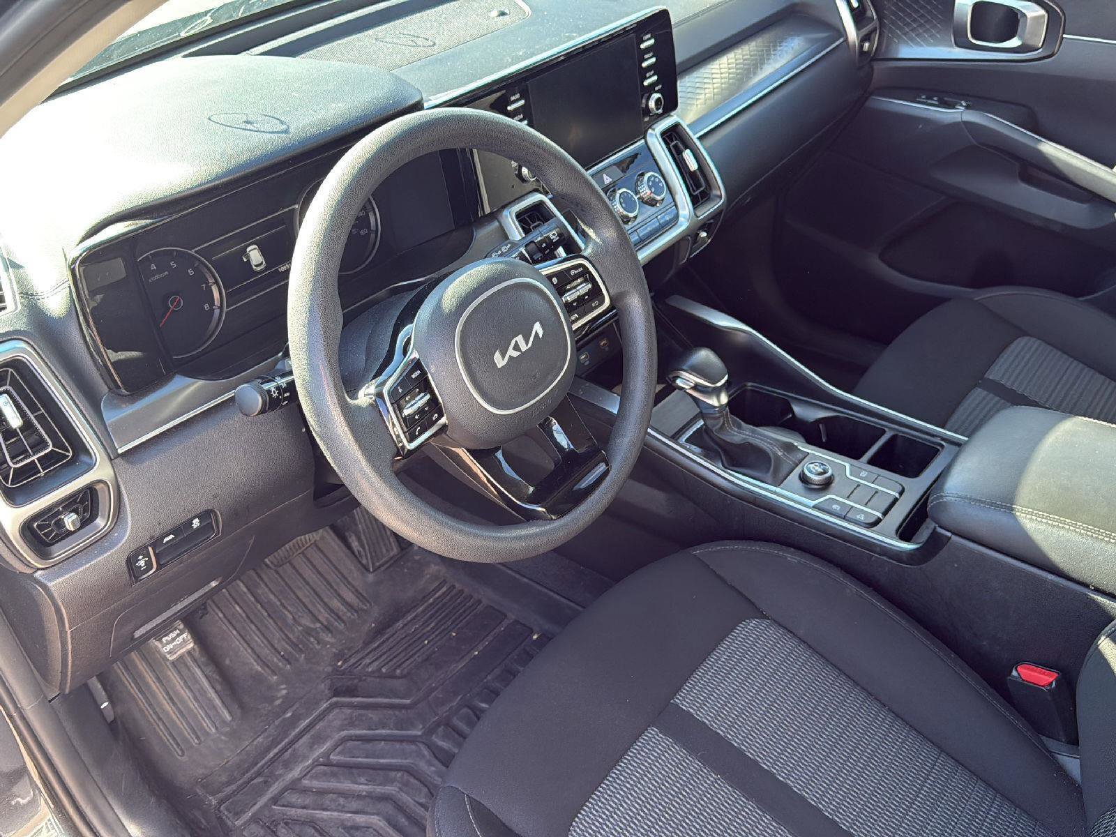 Used 2022 Kia Sorento LX image 9