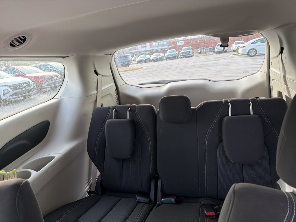 Used 2023 Chrysler Voyager LX image 10