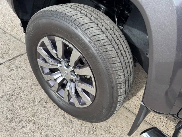 Used 2021 Toyota Tacoma Limited image 27