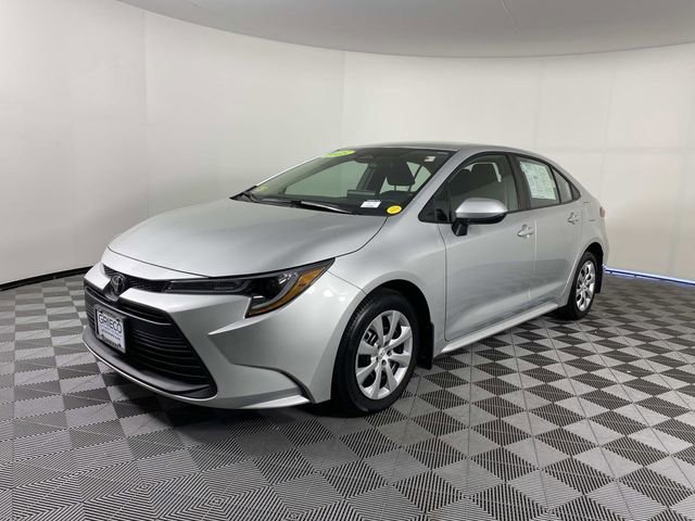 Used 2025 Toyota Corolla LE FWD image 4