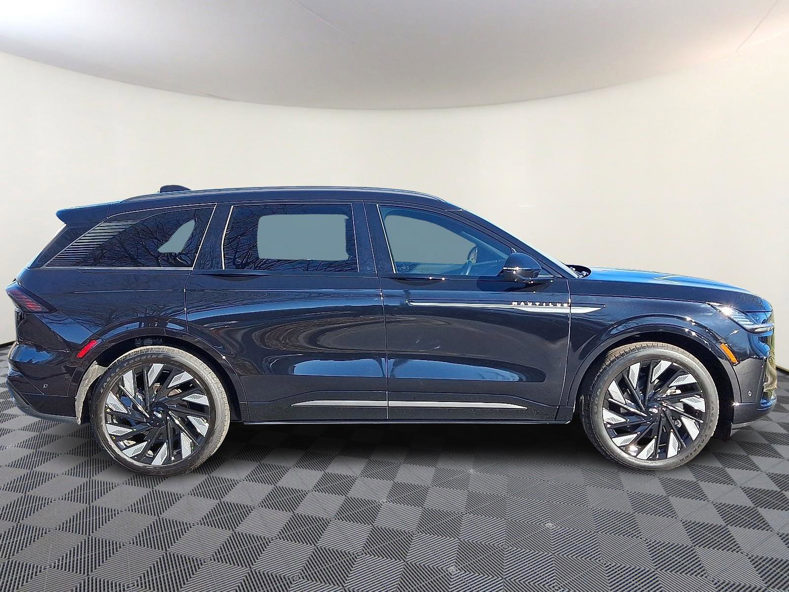 Used 2024 Lincoln Nautilus Reserve w/ Equipment Group 203A image 7