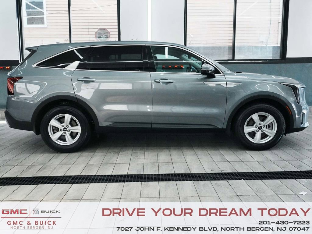Used 2025 Kia Sorento LX image 5