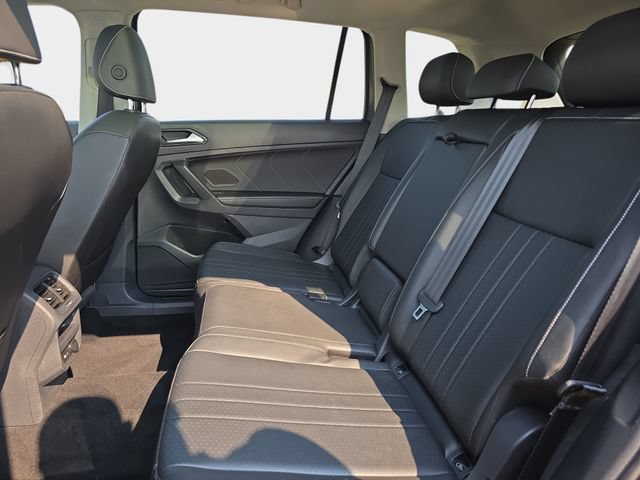 Used 2022 Volkswagen Tiguan SE w/ Panoramic Sunroof Package AWD/4WD image 17
