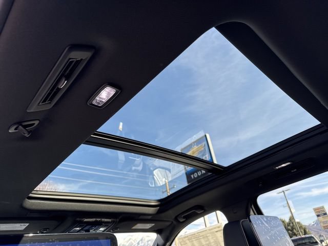 New 2026 Chevrolet Suburban Premier AWD/4WD image 18
