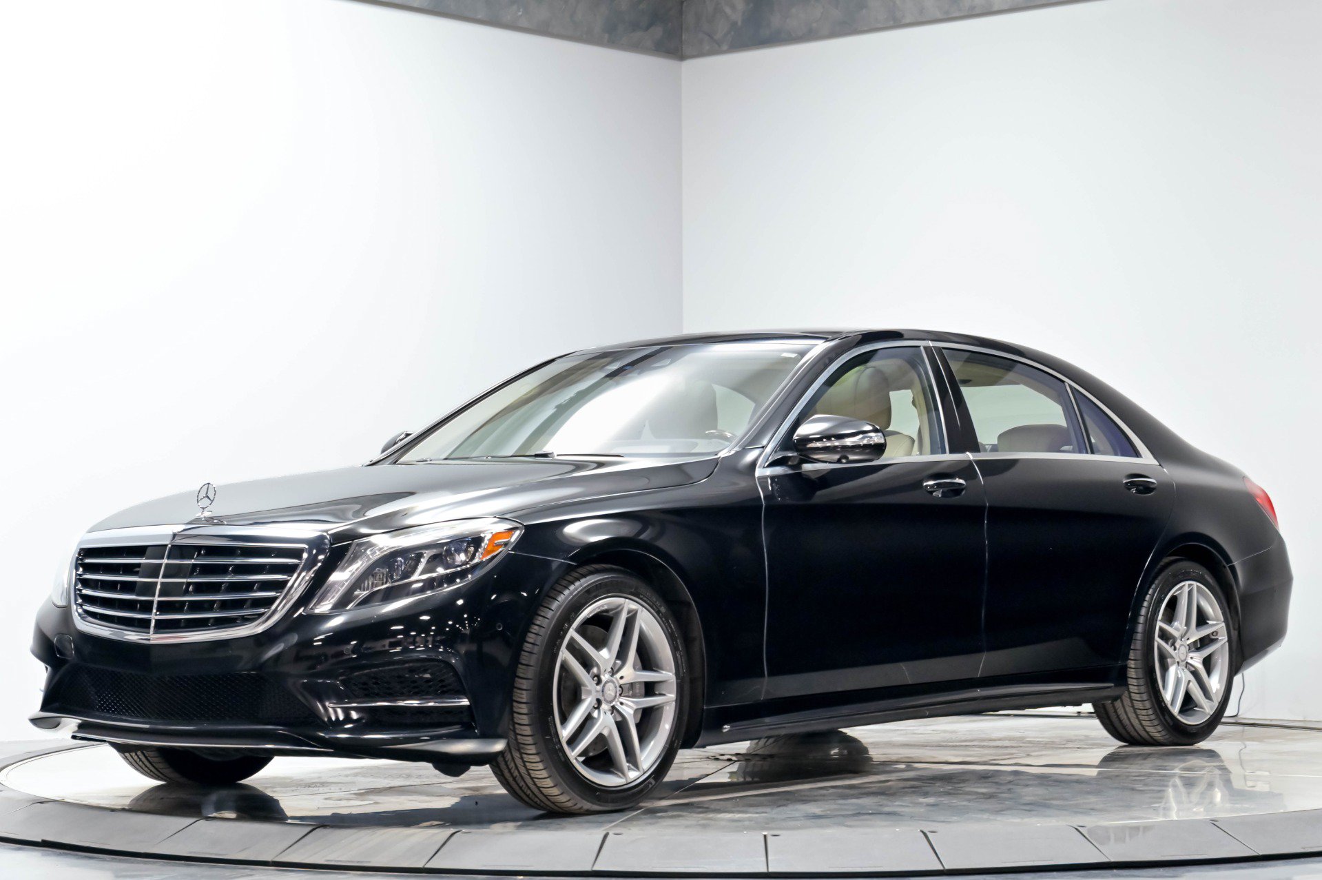 Used 2016 Mercedes-Benz S 550 4MATIC Sedan image 2