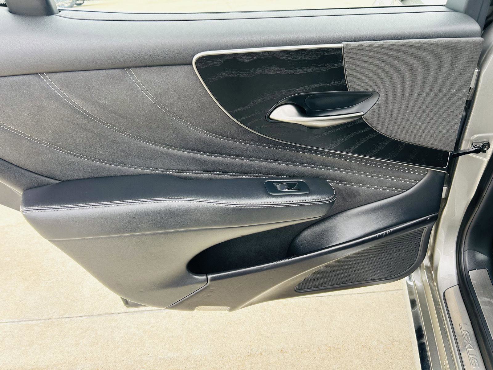 Used 2022 Lexus LS 500 AWD w/ Accessory Package (Z1) image 29